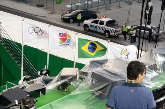 리우데자네이루올림픽여자양궁단체전경기가열린8일(한국시각)삼보르로모경기장에바람이불어깃발이나부끼고있다.(리우=노컷뉴스)
