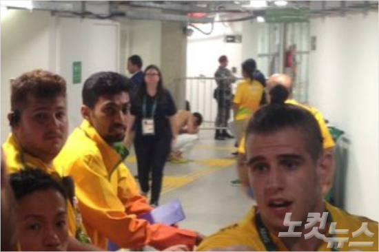 리우올림픽유도남자66kg이하급에서우승을놓친안바울이경기장복도에서도복을벗고주저앉은채아쉬운마음을감추지못하고있다(사진=노컷뉴스)