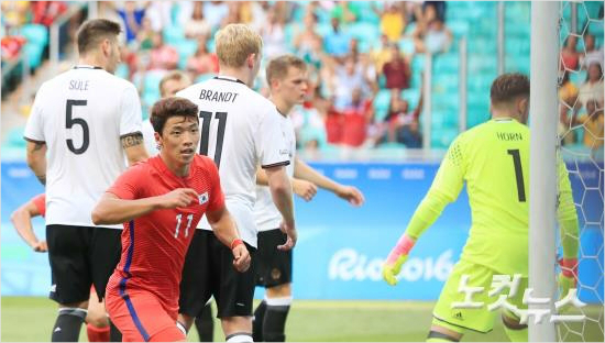 올림픽축구대표팀의막내황희찬은독일과리우올림픽남자축구조별예선2차전에서선제골을터뜨리며자신을향한기대에완벽하게부응했다.사우바도르(브라질)=올림픽사진공동취재단