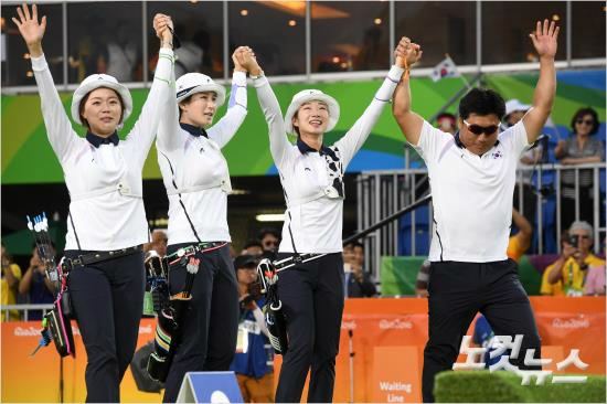 여자양궁장혜진(왼쪽부터),기보배,최미선,양찬훈감독이7일오후(현지시간)브라질리우데자네이루마라카낭삼보드로무양궁장에서열린2016리우올림픽양궁여자단체전결승전에서러시아에승리해금메달을확정짓고환호하고있다.(리우=올림픽사진공동취재단)