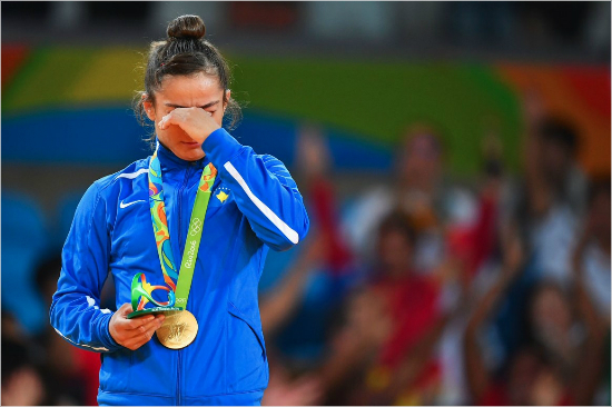 코소보에첫금메달을선물한켈멘디.(사진=IOC트위터)