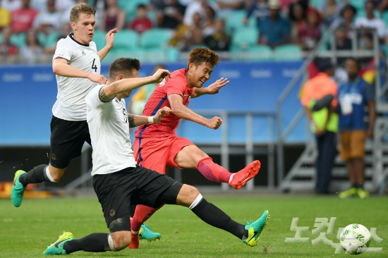 한국남자올림픽축구대표팀의손흥민이8일(한국시각)브라질사우바도르폰치노바경기장에서열린독일과조별리그C조2차전에서슛을하고있다.(올림픽사진공동취재단)