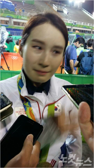 '여제의눈물'기보배가8일(한국시각)리우데자네이루올림픽여자양궁단체전에서8회연속금메달을달성한뒤취재진과인터뷰에서눈물을글썽이고있다.(리우=올림픽사진공동취재단)