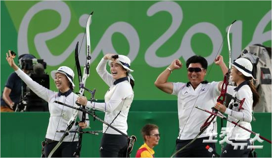 여자양궁장혜진(왼쪽부터),기보배,최미선,양창훈감독이7일오후(현지시간)브라질리우데자네이루마라카낭삼보드로무양궁장에서열린2016리우올림픽양궁여자단체전결승전에서러시아에승리해금메달을확정짓고환호하고있다.(리우=올림픽사진공동취재단)