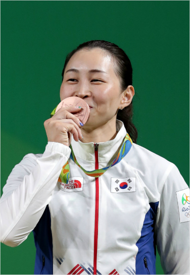 동메달이입맞추는윤진희.(리우데자네이루(브라질)=올림픽사진공동취재단)