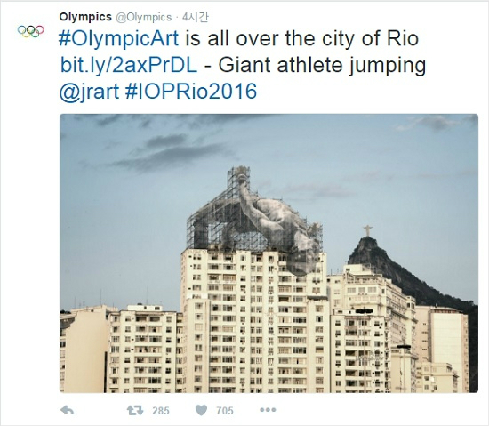 올림픽이한창인브라질리우데자네이루의한고층아파트에설치된높이뛰기선수의경기장면을표현한설치미술작품.(사진=국제올림픽위원회공식트위터갈무리)