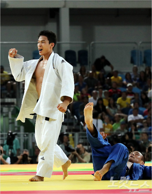 안바울선수가7일오후(현지시간)브라질리우데자네이루올림픽파크카리오카아레나2에서열린대회남자부66㎏급4강전에비누마와경기에서유효승을거둔뒤환호하고있다(리우데자네이루=올림픽사진공동취재단)