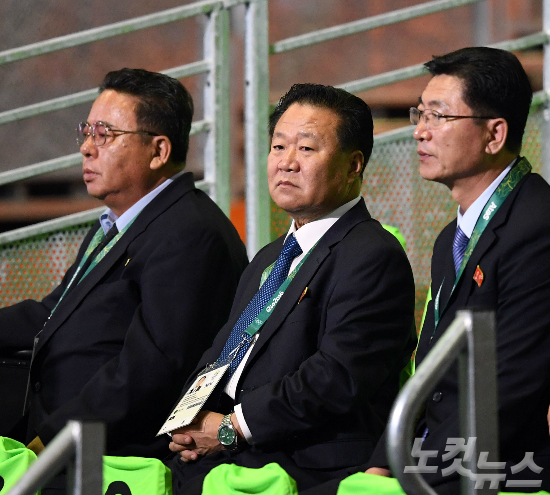 최룡해북한노동당중앙위부위원장이7일오후(현지시간)브라질리우데자네이루리우센트로파빌리온에서열리는역도경기를관전하고있다.(올림픽사진공동취재단)