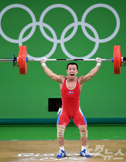 북한역도56kg급북한엄윤철이7일오후(현지시간)브라질리우데자네이루리우센트로파빌리온에서인상134kg역기를들어올리고있다.(올림픽사진공동취재단)