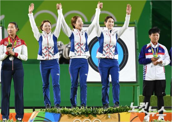 여자양궁단체전결승에서러시아에승리한장혜진(왼쪽부터),최미선,기보배가7일오후(현지시간)브라질리우마라카낭삼보드로무양궁경기장시상대에오르고있다.(리우데자네이루(브라질)=올림픽사진공동취재단)