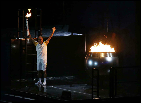 5일오후(현지시각)'2016리우데자네이루올림픽'개막식이마라카낭주경기장에서열리고있다.성화점화자인전마라톤선수반델레이리마가성화점화후손을흔들고있다.반델레이리마는2004년아테네올림픽마라톤레이스도중관중난입사태로넘어졌지만포기하지않고완주해동메달을따내는투혼을보였다.(사진=리우올리픽사진공동취재단)
