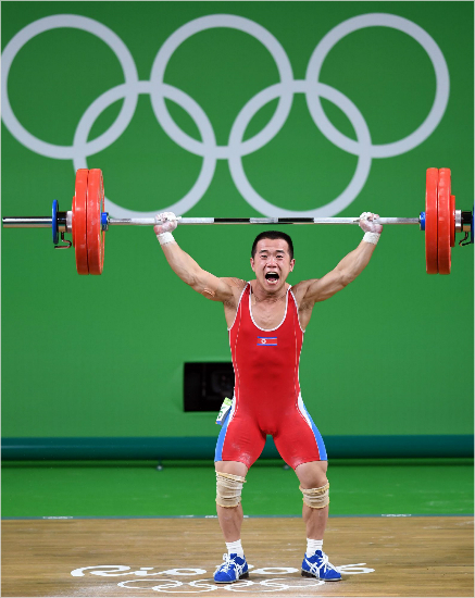 북한역도56kg급북한엄윤철이7일오후(현지시각)브라질리우데자네이루리우센트로파빌리온에서인상134kg역기를들어올리고있다.(사진=리우올림픽사진공동취재단)