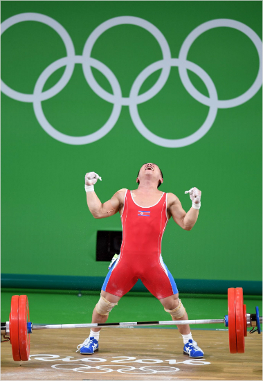 북한역도56kg급북한엄윤철이7일오후(현지시각)브라질리우데자네이루리우센트로파빌리온에서인상134kg역기를들어올린후환호하고있다.(사진=리우올림픽사진공동취재단)