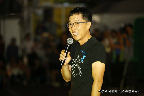 방송인김제동이지난5일밤경북성주를찾아사드배치철회투쟁을벌이는시민들앞에서자유발언을하고있다.(사진=사드배치철회성주투쟁위원회페이스북갈무리)