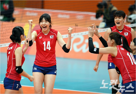 일본과리우올림픽여자배구조별예선1차전에서맹활약하며승리에힘을보탠양효진(가운데)은러시아와2차전에서도분명한역할이필요한선수다.리우데자네이루(브라질)=올림픽사진공동취재단