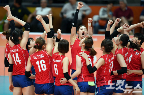 한국여자배구의'에이스'김연경(가운데)은러시아와리우올림픽여자배구조별예선2차전에서러시아의간판스타타티아나코셸레바와자존심대결을펼칠전망이다.리우데자네이루(브라질)=올림픽사진공동취재단