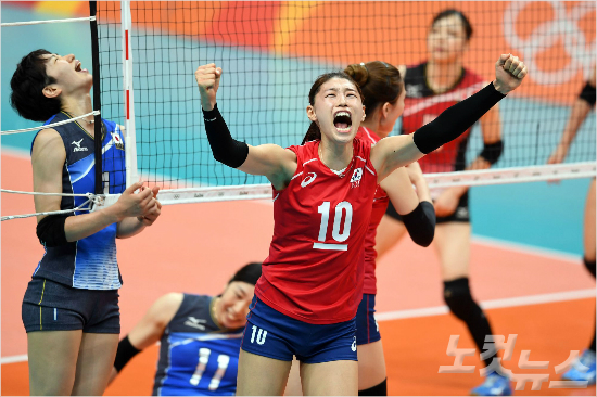여자배구대표팀김연경이6일오전(현지시간)브라질리우데자네이루마라카나징유배구경기장에서진행된2016리우올림픽여자배구조별예선1차전대한민국-일본의경기에서득점후환호하고있다.올림픽사진공동취재단