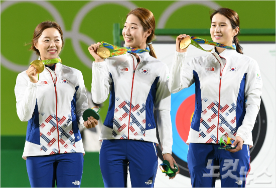 여자양궁단체전결승에서러시아에승리한장혜진(왼쪽부터),최미선,기보배가7일오후(현지시간)브라질리우마라카낭삼보드로무양궁경기장에서금매달을목에걸고포즈를취하고있다.(리우데자네이루=올림픽사진공동취재단)
