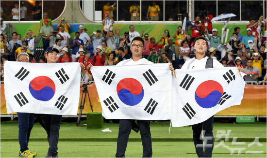 6일(현지시각)브라질리우마라카낭삼보드로무양궁경기장에서열린리우올림픽남자양궁단제전에서대한민국남자양궁팀의금매달이확정되자이승윤,김우진,구본찬선수가태극기를들고환호하고있다.(리우데자네이루=올림픽사진공동취재단)