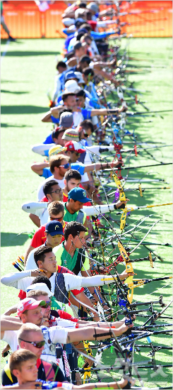 '이많은선수들중에서...'2016리우올림픽개막일인5일(현지시간)브라질리우데자네이루마라카낭삼보드로모양궁장에서열린양궁남자개인랭킹라운드에서한국에구본찬,이승윤,김우전선수를비롯한각국선수들이활시위를당기고있다.(리우=올림픽사진공동취재단)