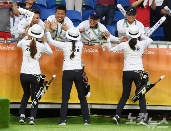 여자양궁기보배장혜진최미선이7일오후(현지시간)브라질리우데자네이루마라카낭삼보드로무양궁장에서열린2016리우올림픽양궁여자단체전결승전에서금메달을확정짓고전날금메달을목에건남자대표팀구본찬(왼쪽부터),김우진,이승윤과함께기쁨을나누고있다.(리우=올림픽사진공동취재단)