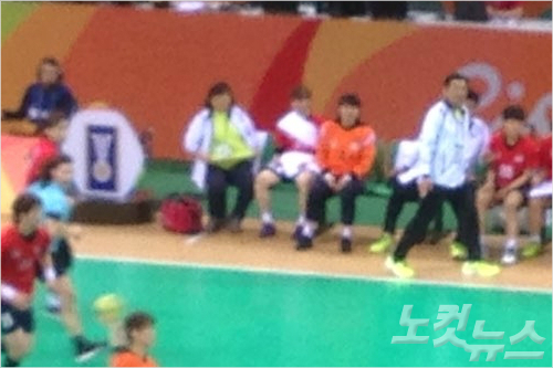 여자핸드볼대표팀의김온아가벤치에앉아어깨에아이싱을하고있다(사진=노컷뉴스)