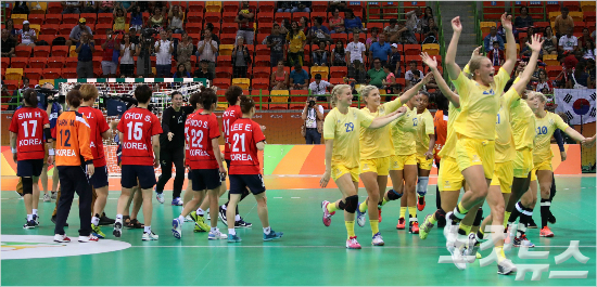 '에이스'김온아를경기초반부상으로잃은한국여자핸드볼은스웨덴과조별예선2차전도패해8강진출경쟁에서불리한위치에놓이게됐다.(올림픽사진공동취재단)