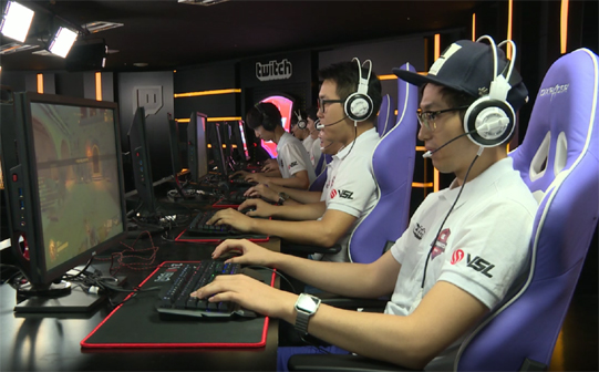 UW 퀵스를 꺾고 D조 1위로 8강에 진출한 엠퍼러.