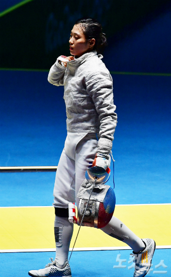 8일오전(현지시간)브라질리우데자네이루바하카리오카경기장에서열린2016리우올림픽펜싱여자사브르개인16강전에서김지연이이탈리아의로레타굴로타에게패배한뒤참담해하고있다.(올림픽사진공동취재단)