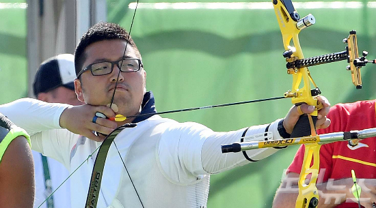 한국남자양궁대표팀의김우진이9일(한국시각)브라질리우데자네이루삼보드로무경기장에서열린'2016리우올림픽'남자개인32강에서탈락했다.(올림픽사진공동취재단)