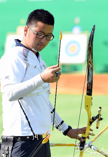 '믿어지지않는탈락'세계랭킹1위김우진이9일(한국시각)브라질리우데자네이루삼보드로무경기장에서열린'2016리우올림픽'양궁남자개인32강에서탈락했다.(올림픽사진공동취재단)