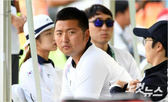 리우올림픽2관왕에도전했던한국양궁대표팀의김우진이남자개인전32강에서충격패를당한8일오후(현지시각)경기후코치진들과무거운표정으로이야기를나누고있다.(리우데자네이루=올림픽사진공동취재단)