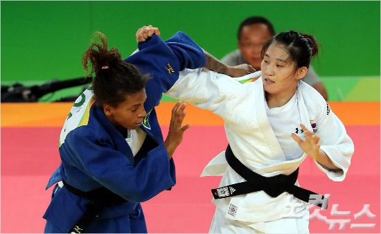 리우올림픽여자유도57kg17강에서세계랭킹2위김잔디를꺾은하파엘라시우바(왼쪽)는결승에서세계랭킹1위까지꺾고개최국브라질에이번대회첫금메달을안겼다.(올림픽사진공동취재단)