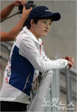 올림픽사격대표팀김장미가2일오전(현지시간)올림픽슈팅센터에서훈련을마친뒤동료들의모습을바라보고있다(올림픽사진공동취재단).