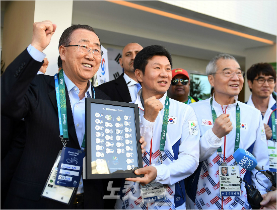 2016리우올림픽개막을하루앞둔4일(현지시각)브라질리우데자네이루바하올림픽선수촌을방문한반기문UN사무총장이정몽규선수단장,조영호대한체육회사무총장과기념촬영을하는모습.(리우=올림픽사진공동취재단)