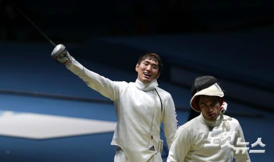 펜싱대표박상영이9일오후(현지시간)브라질리우데자네이루바하올림픽파크카리오카경기장에서열린펜싱남자에페8강전에서승리한뒤환호하고있다.(올림픽사진공동취재단)