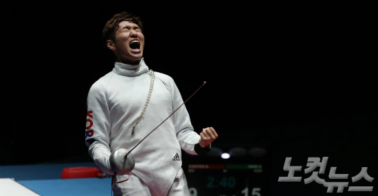 남자펜싱박상영이9일(현지시간)브라질리우데자네이루바하올림픽파크카리오카경기장에서열린펜싱남자에페준결승전에서벤자민스테펜(스위스)를상대로승리한뒤포효하고있다.(올림픽사진공동취재단)