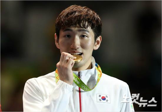 9일(현지시간)브라질리우데자네이루바하올림픽파크카리오카경기장에서열린펜싱남자에페결승에서금메달을획득한박상영이시상대에올라세리머니를하고있다(올림픽사진공동취재단)