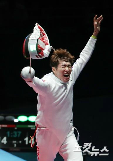 펜싱대표박상영이9일(현지시간)브라질리우데자네이루바하올림픽파크카리오카경기장에서열린펜싱남자에페결승에서헝가리의임래게자와경기에승리한후환호하고있다.박상영은15-14로대역적승을거두며한국선수단세번째금메달을획득했다.(올림픽사진공동취재단)