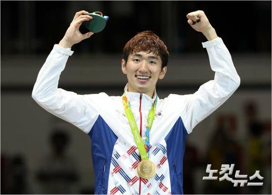 '해냈다'10일(한국시각)브라질리우데자네이루바하올림픽파크카리오카경기장에서열린펜싱남자에페결승에서금메달을획득한박상영이시상대에올라세리머니를하고있다.(리우=올림픽사진공동취재단)