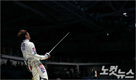 남자펜싱의막내박상영은무릎부상의공백을뒤로하고당당히자신의첫번째올림픽에서금메달을목에걸었다.(올림픽사진공동취재단)