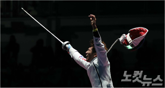펜싱대표박상영이9일(현지시간)브라질리우데자네이루바하올림픽파크카리오카경기장에서열린펜싱남자에페결승에서헝가리의임래게자와경기에승리한후환호하고있다.박상영은15-14로대역적승을거두며한국선수단세번째금메달을획득했다(올림픽사진공동취재단).