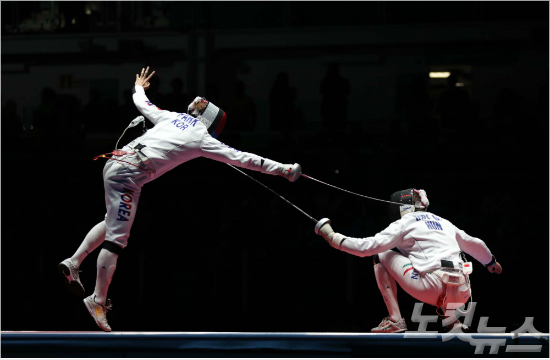 박상영이결승전에서만난헝가리의백전노장게저임레를상대로전광석화같은공격을구사하고있다(올림픽사진공동취재단).