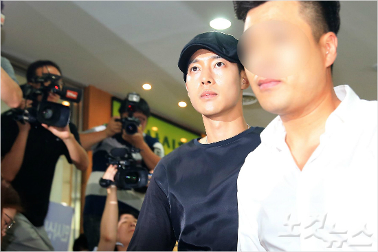 군복무중인가수겸배우김현중이지난달8일오후전여자친구최모씨가제기한16억원손해배상청구소송2차변론을위해서울서초동서울중앙지법에출석하고있다.(사진=박종민기자/자료사진)