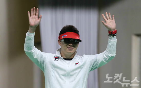 진종오선수가10일오후(현지시간)브라질리우데자네이루데오도루올림픽사격장에서열린남자50m권총결선에서손을들어인사하고있다.(올림픽사진공동취재단)