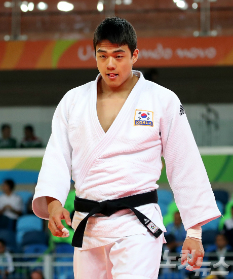 10일오후(현지시간)브라질리우데자네이루바하올림픽파크경기장에서열린유도남자90kg이하8강에곽동한선수가아제르바이잔의마마달리메흐디예브선수에게한판승을거두고매트를내려오고있다.(올림픽사진공동취재단)