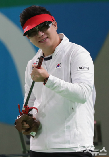 리우올림픽에나선진종오는모자와시계는물론,특별제작된총까지온통빨간색으로치장했다.(올림픽사진공동취재단)