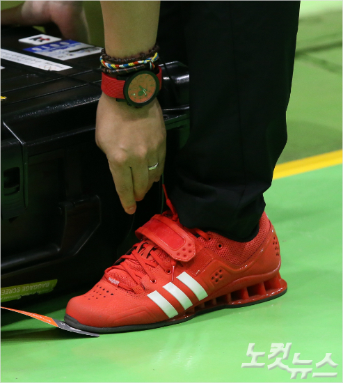 진종오는특별제작한빨간색총뿐아니라빨간색모자와시계,신발까지온통빨간색으로통일한복장으로올림픽사격최초의3관왕을달성했다.(올림픽사진공동취재단)