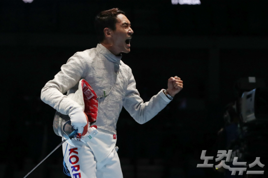 김정환사브르8강진출남자펜싱김정환이10일(현지시간)브라질리우데자네이루바하올림픽파크카리오카경기장3에서열린펜싱남자개인사브르16강이산드로바자제(조지아)와의대결에서점수를딴뒤기뻐하고있다.(올림픽사진공동취재단)