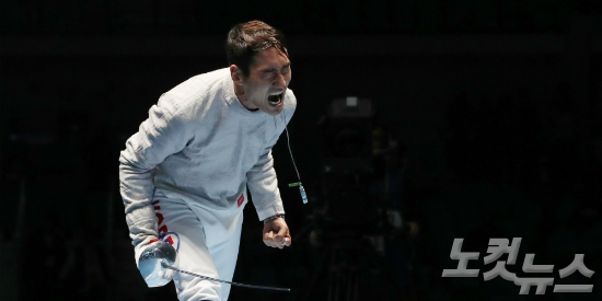 김정환사브르8강진출남자펜싱김정환이10일(현지시간)브라질리우데자네이루바하올림픽파크카리오카경기장3에서열린펜싱남자개인사브르16강에서산드로바자제(조지아)를15-14로꺾고승리한후포효하고있다.(올림픽사진공동취재단)